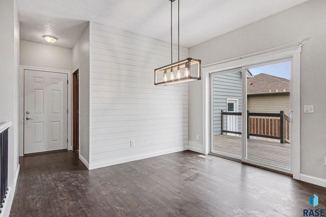2405 E Yorkshire St Street, Sioux Falls, SD 57108