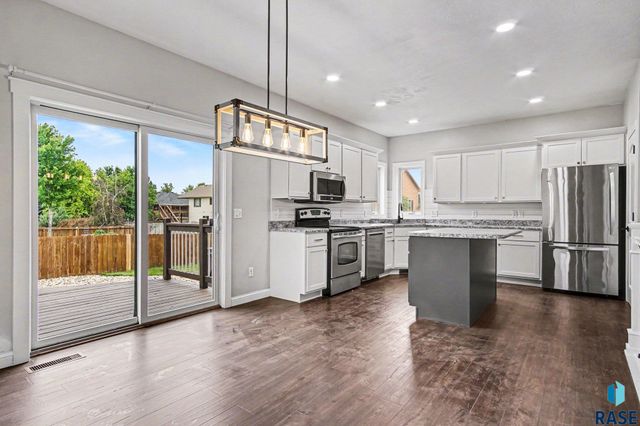 2405 E Yorkshire St Street, Sioux Falls, SD 57108