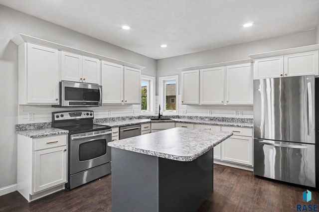 2405 E Yorkshire St Street, Sioux Falls, SD 57108