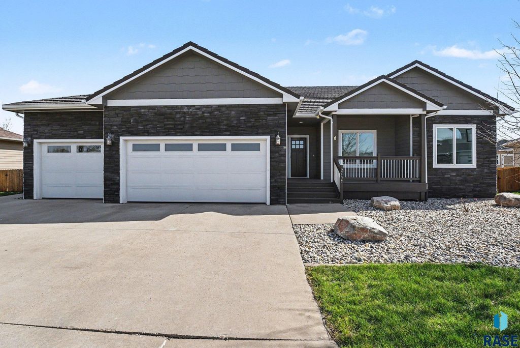 2405 E Yorkshire St Street, Sioux Falls, SD 57108