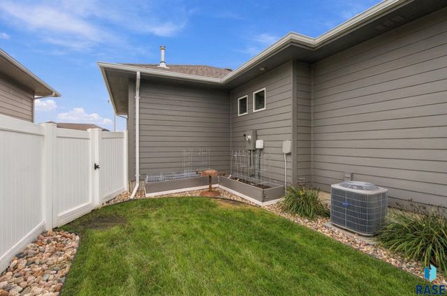 3604 E Prairie Wind St Street, Sioux Falls, SD 57108