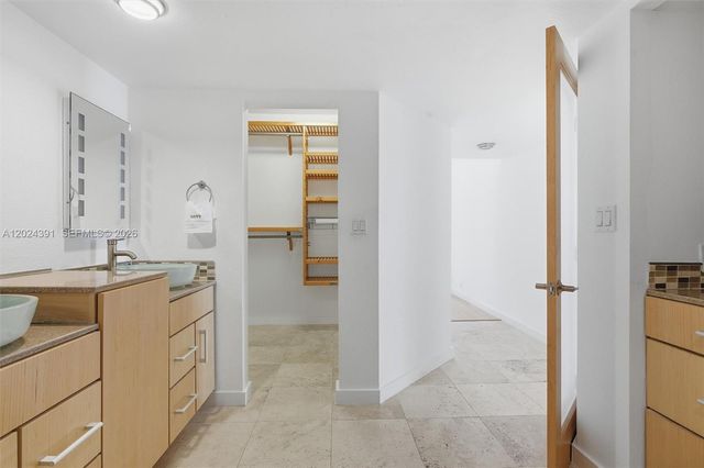 520 Brickell Key Dr A1615, Miami, FL 33131