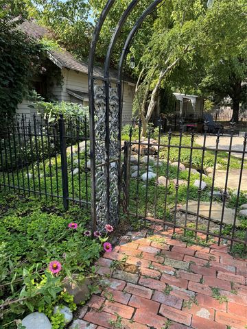 319 S Denton Street, Gainesville, TX 76240