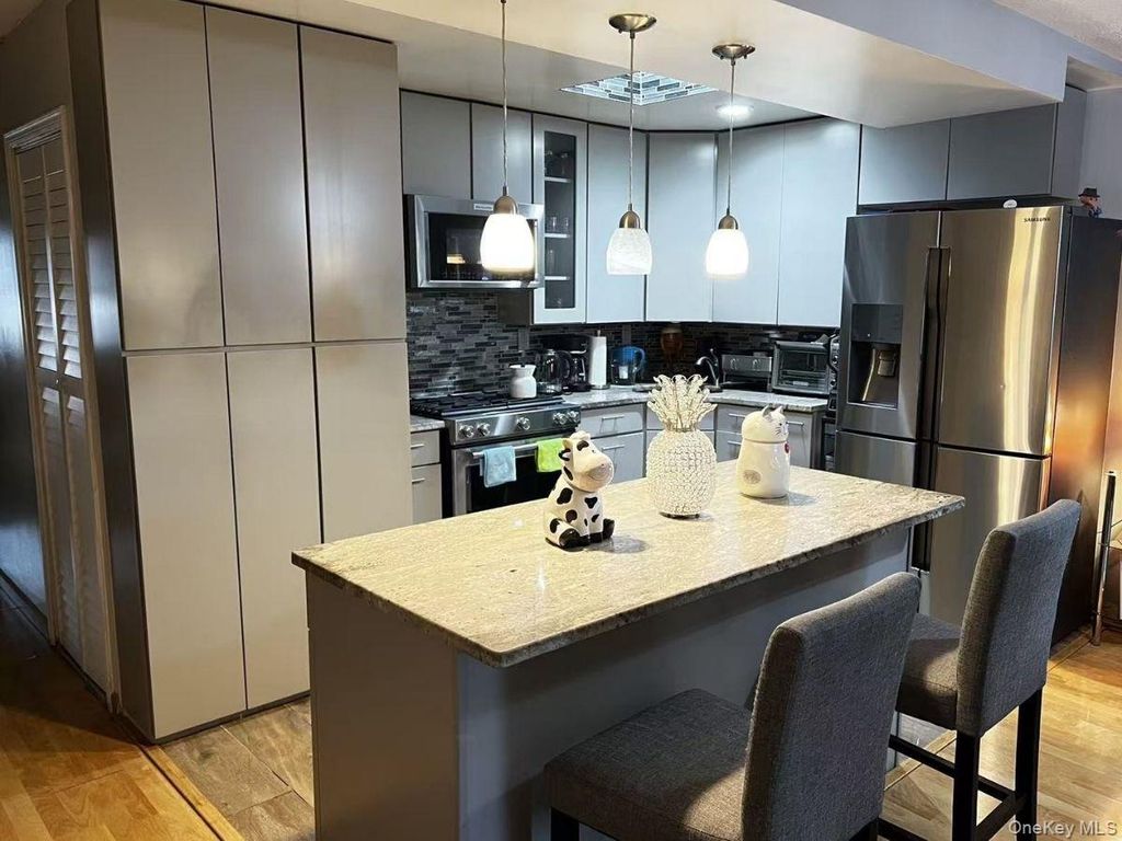 75-22 Parsons Boulevard D3, Fresh Meadows, NY 11366