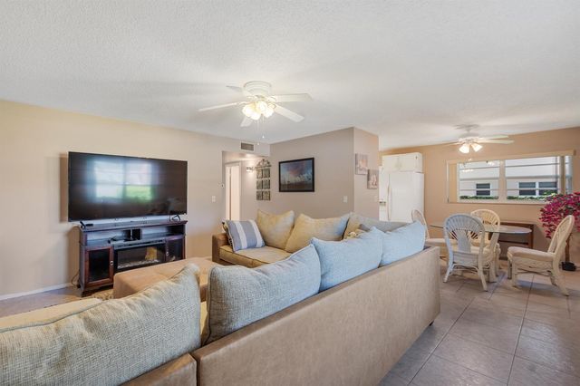 16 Vista Palm Lane 106, Vero Beach, FL 32962