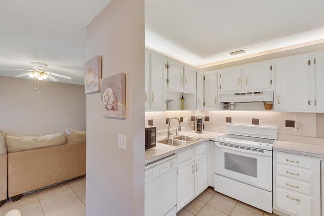16 Vista Palm Lane 106, Vero Beach, FL 32962