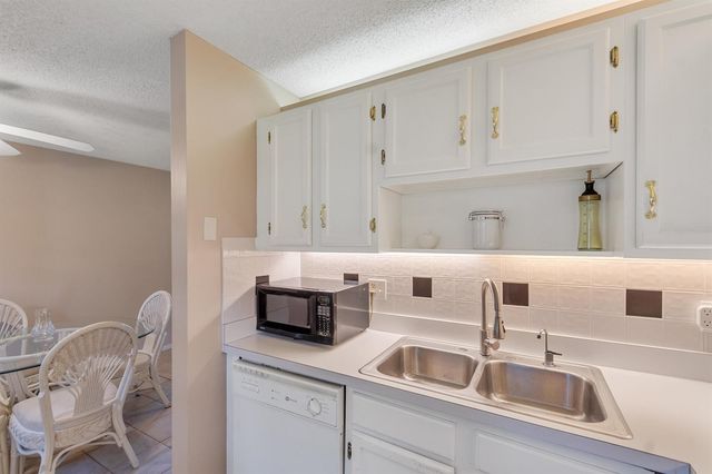 16 Vista Palm Lane 106, Vero Beach, FL 32962