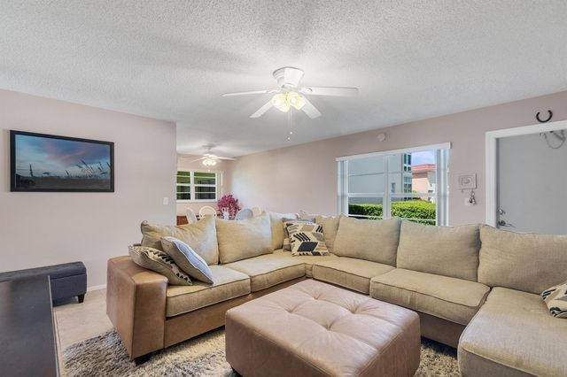 16 Vista Palm Lane 106, Vero Beach, FL 32962