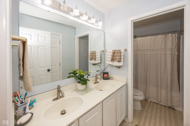 5889 Pebblestream Drive, Carmel, IN 46033