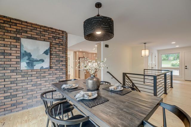 520 Glenbrook Avenue N, Oakdale, MN 55128