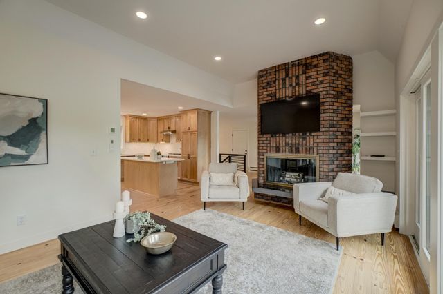 520 Glenbrook Avenue N, Oakdale, MN 55128