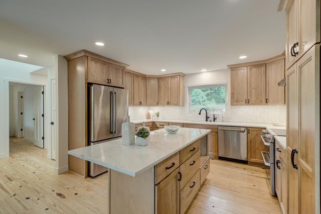 520 Glenbrook Avenue N, Oakdale, MN 55128