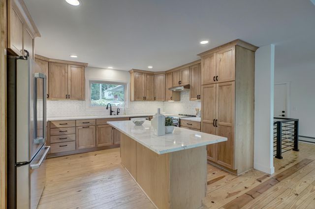 520 Glenbrook Avenue N, Oakdale, MN 55128
