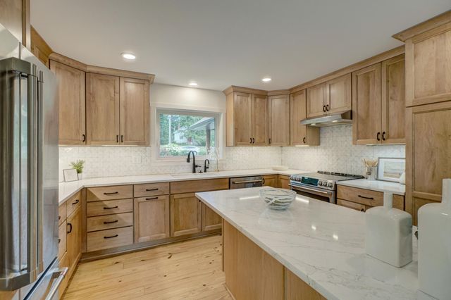 520 Glenbrook Avenue N, Oakdale, MN 55128