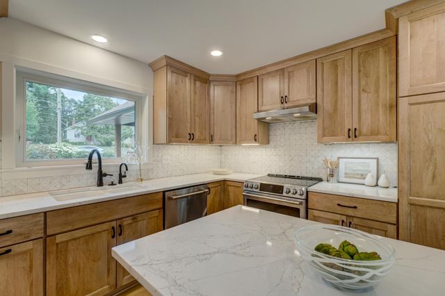 520 Glenbrook Avenue N, Oakdale, MN 55128