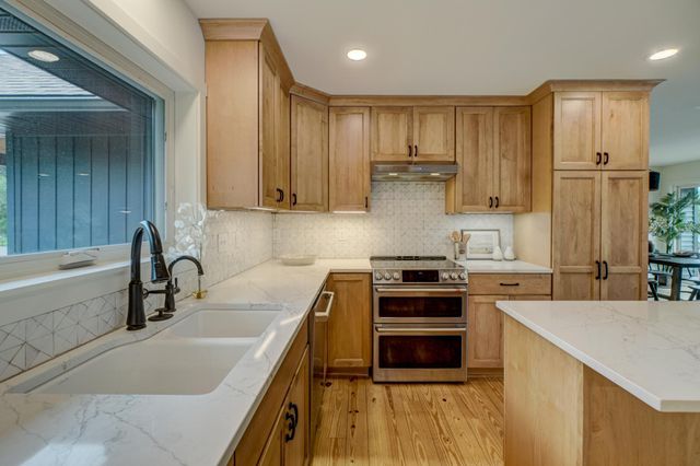 520 Glenbrook Avenue N, Oakdale, MN 55128