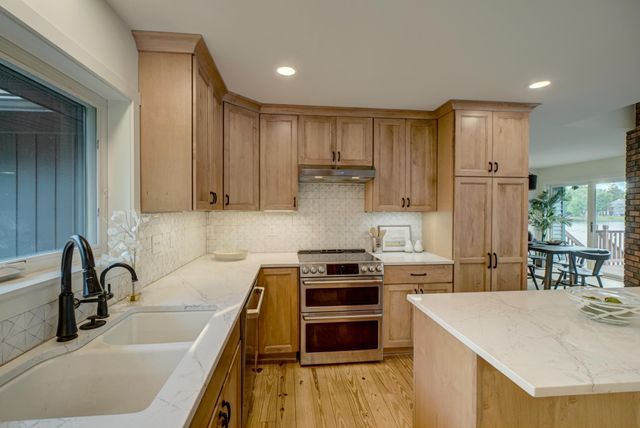 520 Glenbrook Avenue N, Oakdale, MN 55128
