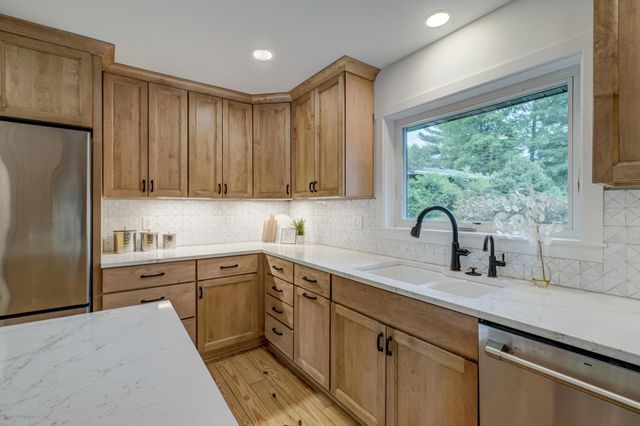 520 Glenbrook Avenue N, Oakdale, MN 55128