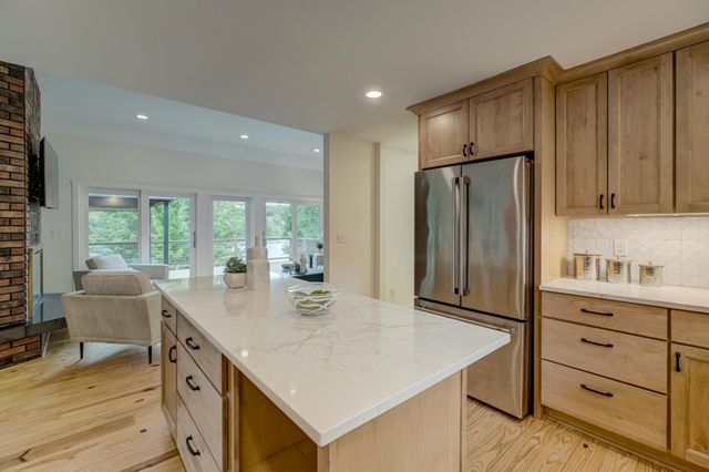 520 Glenbrook Avenue N, Oakdale, MN 55128