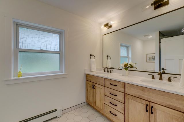520 Glenbrook Avenue N, Oakdale, MN 55128