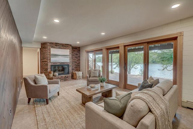520 Glenbrook Avenue N, Oakdale, MN 55128