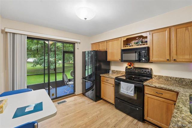 29823 Indian Trail 105, Farmington Hills, MI 48331