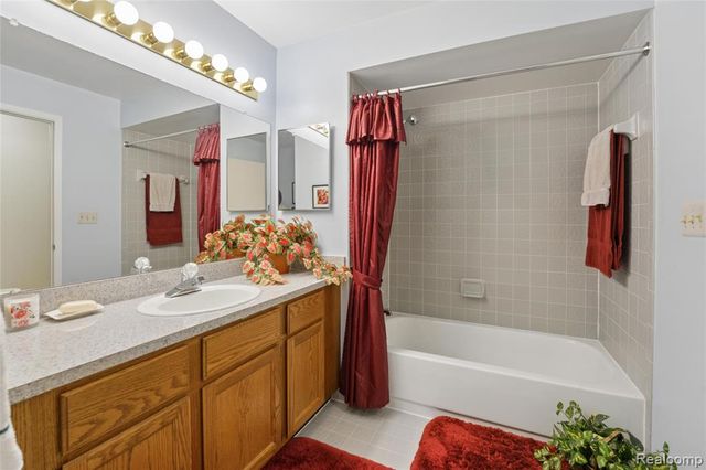 29823 Indian Trail 105, Farmington Hills, MI 48331