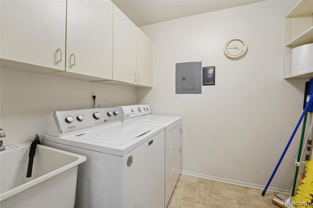 29823 Indian Trail 105, Farmington Hills, MI 48331