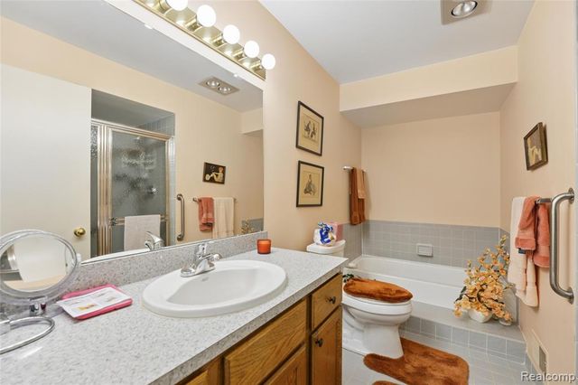 29823 Indian Trail 105, Farmington Hills, MI 48331