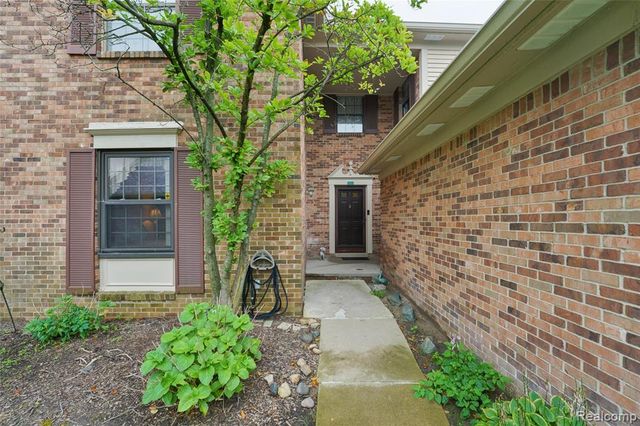 29823 Indian Trail 105, Farmington Hills, MI 48331