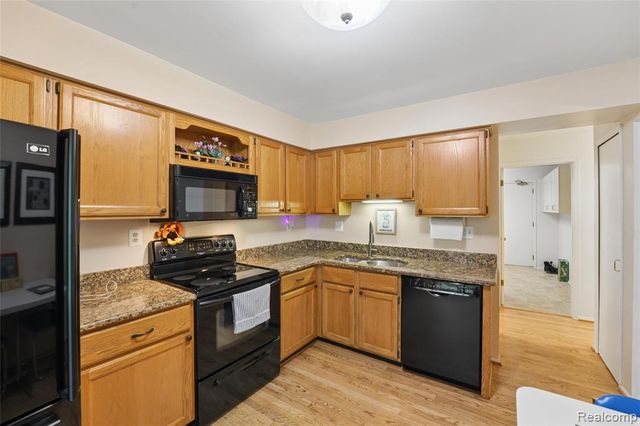 29823 Indian Trail 105, Farmington Hills, MI 48331