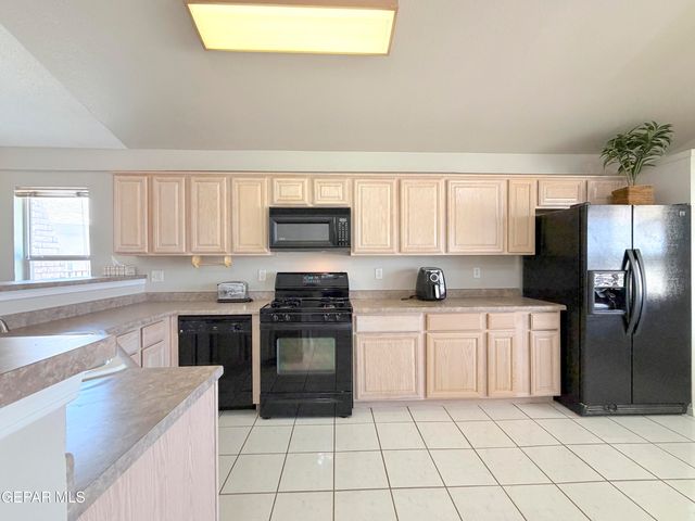 399 Montreal Circle, Socorro, TX 79927