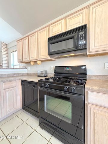 399 Montreal Circle, Socorro, TX 79927