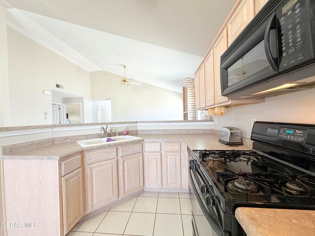 399 Montreal Circle, Socorro, TX 79927