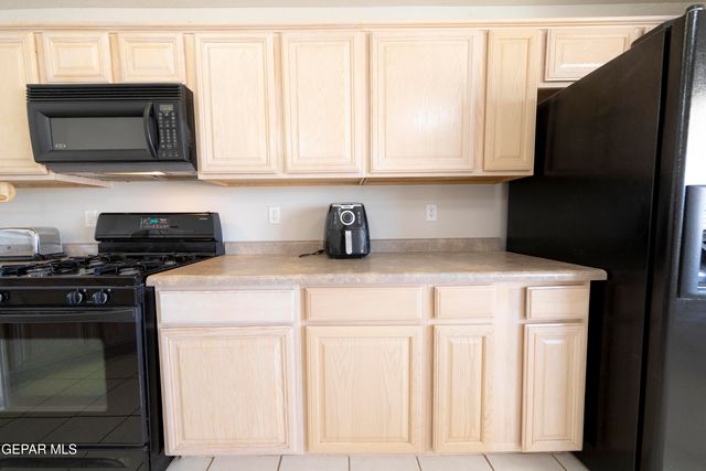 399 Montreal Circle, Socorro, TX 79927