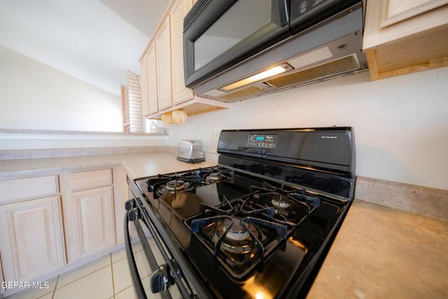 399 Montreal Circle, Socorro, TX 79927