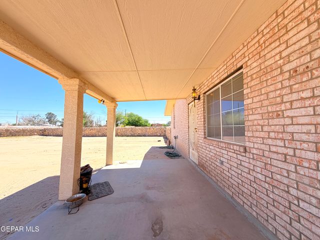 399 Montreal Circle, Socorro, TX 79927