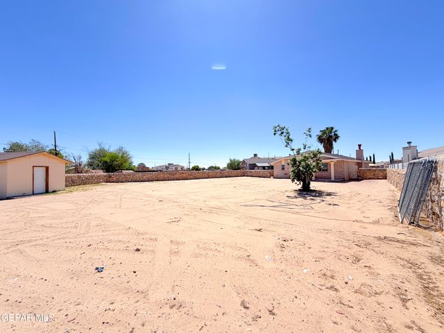 399 Montreal Circle, Socorro, TX 79927