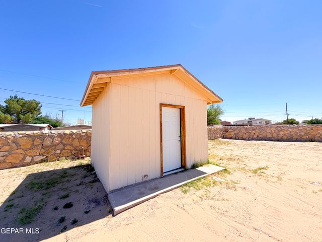399 Montreal Circle, Socorro, TX 79927