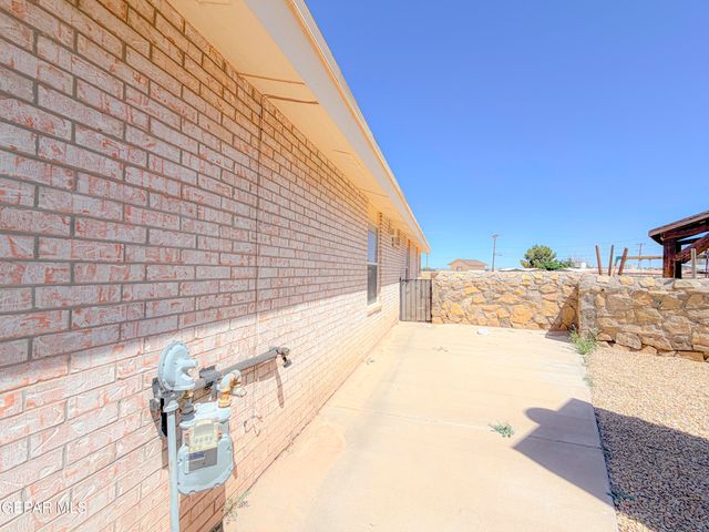 399 Montreal Circle, Socorro, TX 79927