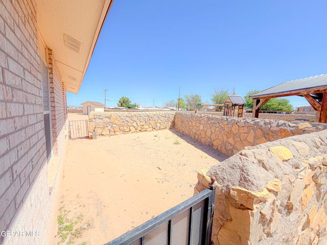 399 Montreal Circle, Socorro, TX 79927