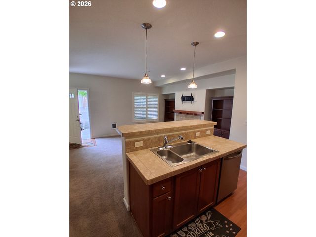 10829 Ne RED WING Way 102, Hillsboro, OR 97006