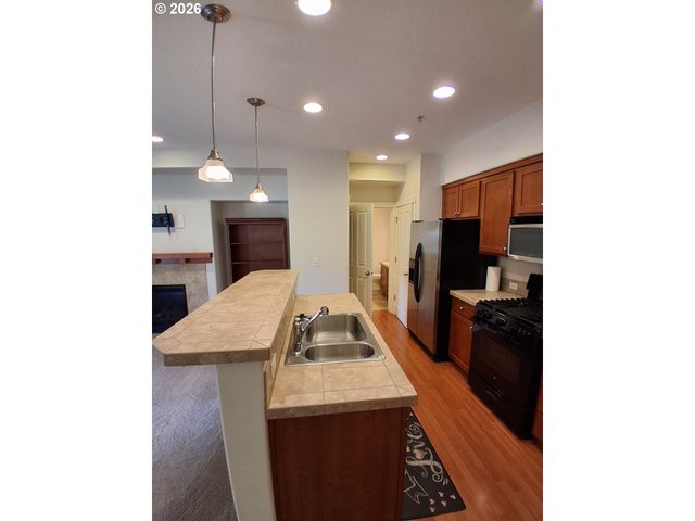10829 Ne RED WING Way 102, Hillsboro, OR 97006