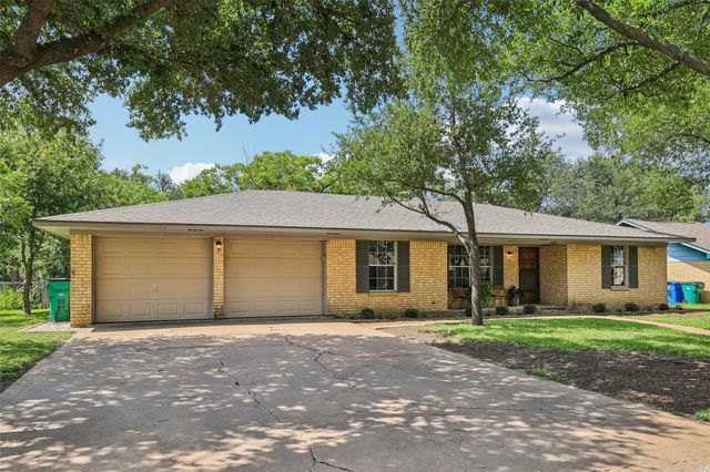 2305 Gladnell ST, Taylor, TX 76574