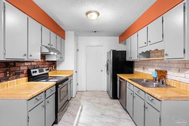 2200 Sparrow Ln, Pensacola, FL 32534