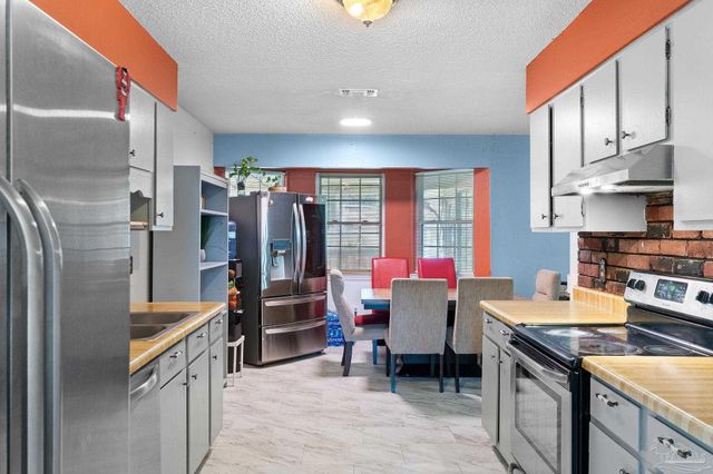 2200 Sparrow Ln, Pensacola, FL 32534