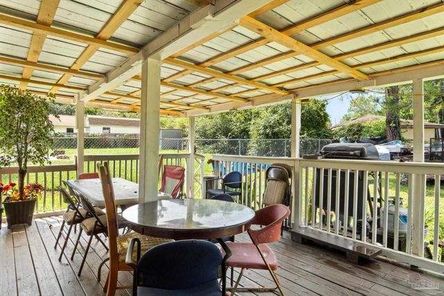 2200 Sparrow Ln, Pensacola, FL 32534