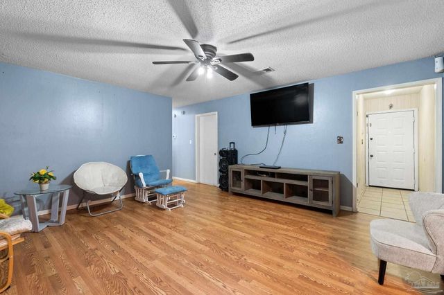 2200 Sparrow Ln, Pensacola, FL 32534