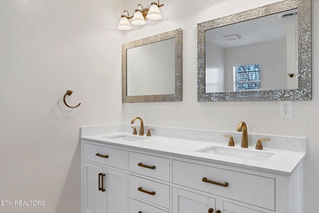 3901 S Lake Blvd, Knoxville, TN 37920