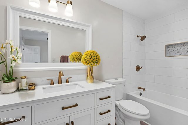 3901 S Lake Blvd, Knoxville, TN 37920